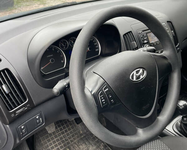 Черный Хендай i30, объемом двигателя 1.4 л и пробегом 228 тыс. км за 5800 $, фото 5 на Automoto.ua