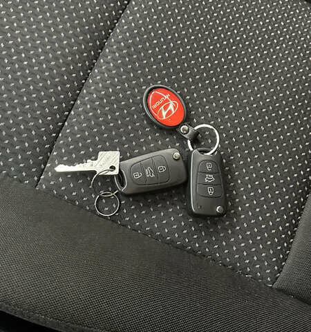 Черный Хендай i30, объемом двигателя 1.58 л и пробегом 243 тыс. км за 5500 $, фото 25 на Automoto.ua