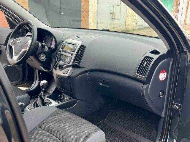 Черный Хендай i30, объемом двигателя 1.6 л и пробегом 265 тыс. км за 6200 $, фото 13 на Automoto.ua