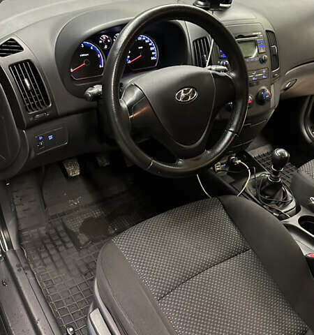 Черный Хендай i30, объемом двигателя 1.58 л и пробегом 243 тыс. км за 5500 $, фото 24 на Automoto.ua