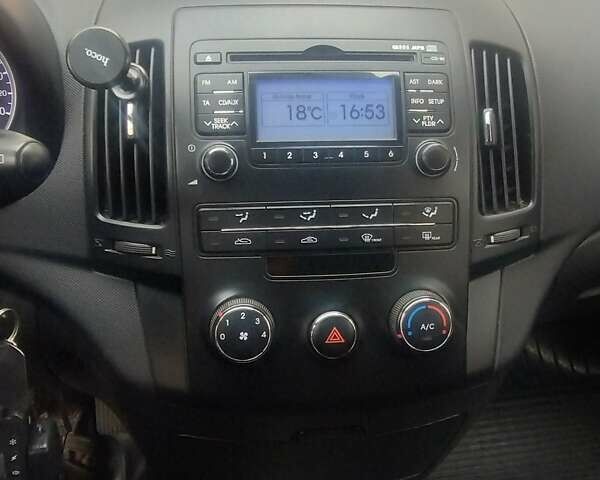Черный Хендай i30, объемом двигателя 1.58 л и пробегом 190 тыс. км за 7100 $, фото 10 на Automoto.ua