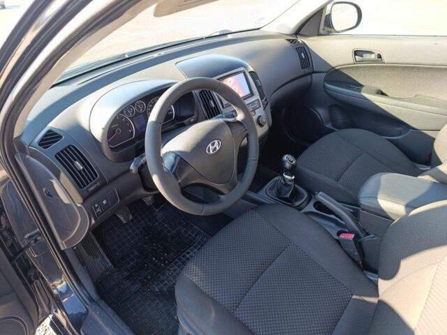 Черный Хендай i30, объемом двигателя 1.4 л и пробегом 237 тыс. км за 5600 $, фото 3 на Automoto.ua