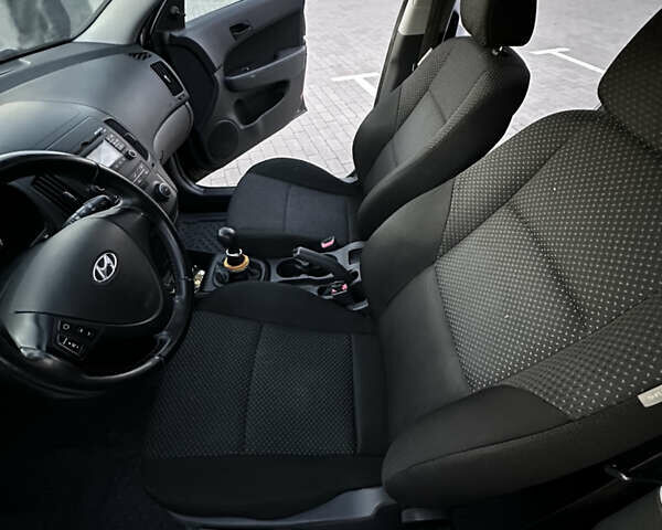 Черный Хендай i30, объемом двигателя 1.4 л и пробегом 230 тыс. км за 5000 $, фото 30 на Automoto.ua