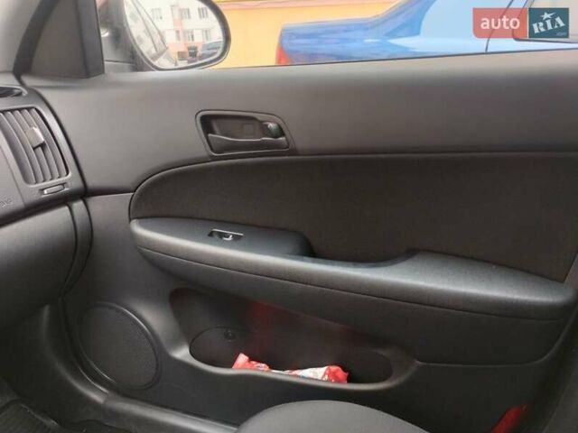 Черный Хендай i30, объемом двигателя 1.58 л и пробегом 190 тыс. км за 7100 $, фото 12 на Automoto.ua