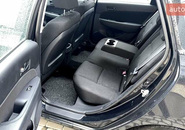 Черный Хендай i30, объемом двигателя 1.4 л и пробегом 145 тыс. км за 5999 $, фото 2 на Automoto.ua