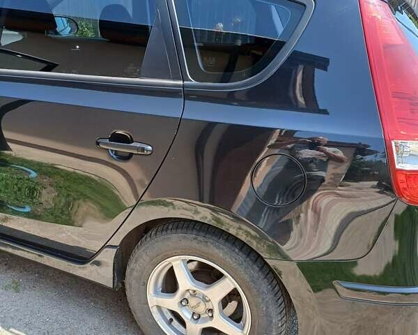 Черный Хендай i30, объемом двигателя 1.58 л и пробегом 330 тыс. км за 6100 $, фото 6 на Automoto.ua