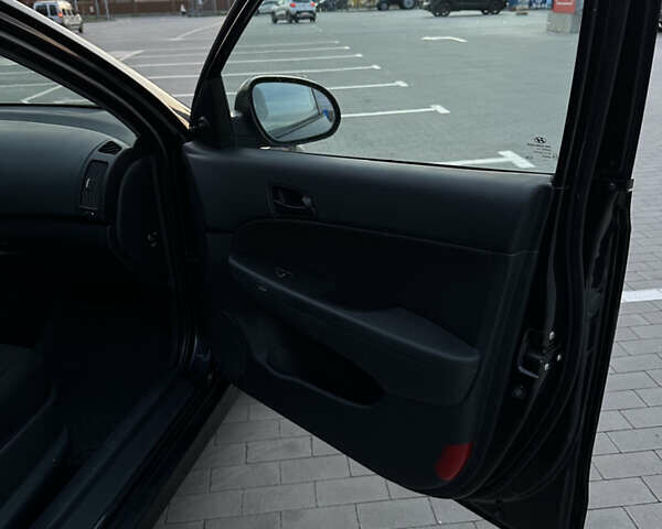 Черный Хендай i30, объемом двигателя 1.4 л и пробегом 230 тыс. км за 5000 $, фото 14 на Automoto.ua