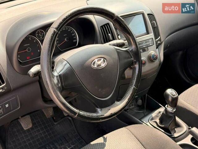 Черный Хендай i30, объемом двигателя 1.4 л и пробегом 223 тыс. км за 5300 $, фото 11 на Automoto.ua