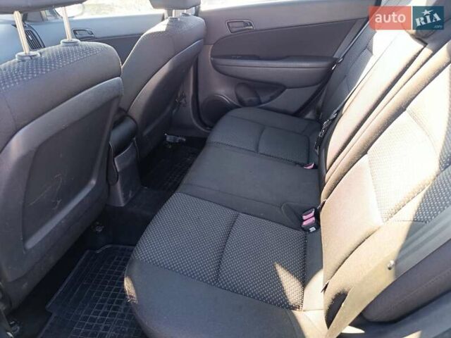Черный Хендай i30, объемом двигателя 1.4 л и пробегом 237 тыс. км за 5600 $, фото 7 на Automoto.ua