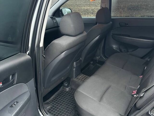 Черный Хендай i30, объемом двигателя 1.4 л и пробегом 190 тыс. км за 6700 $, фото 6 на Automoto.ua