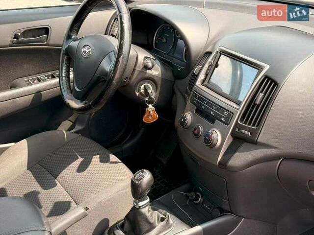 Черный Хендай i30, объемом двигателя 1.4 л и пробегом 223 тыс. км за 5300 $, фото 13 на Automoto.ua