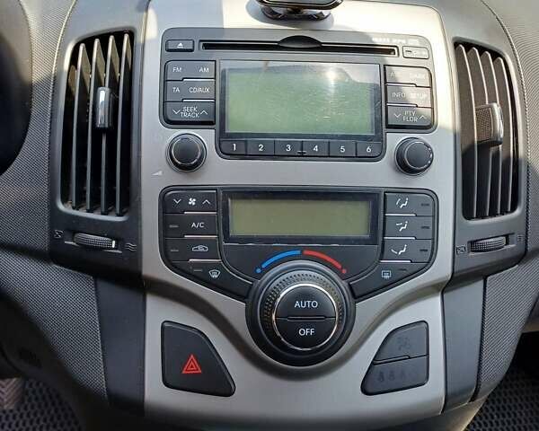 Черный Хендай i30, объемом двигателя 1.58 л и пробегом 330 тыс. км за 6100 $, фото 8 на Automoto.ua