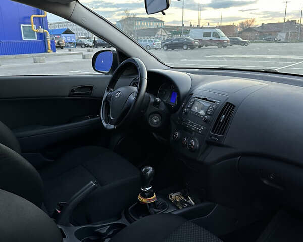 Черный Хендай i30, объемом двигателя 1.4 л и пробегом 230 тыс. км за 5000 $, фото 13 на Automoto.ua