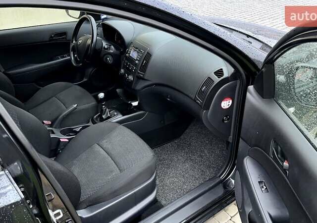 Черный Хендай i30, объемом двигателя 1.4 л и пробегом 145 тыс. км за 5999 $, фото 3 на Automoto.ua