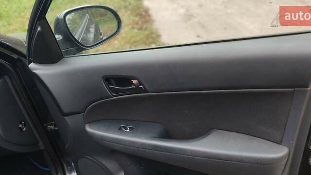Черный Хендай i30, объемом двигателя 1.4 л и пробегом 216 тыс. км за 5650 $, фото 2 на Automoto.ua