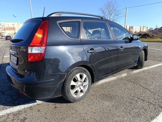 Черный Хендай i30, объемом двигателя 1.4 л и пробегом 237 тыс. км за 5600 $, фото 7 на Automoto.ua