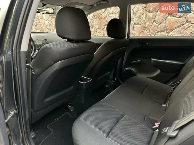 Черный Хендай i30, объемом двигателя 1.4 л и пробегом 245 тыс. км за 4999 $, фото 24 на Automoto.ua