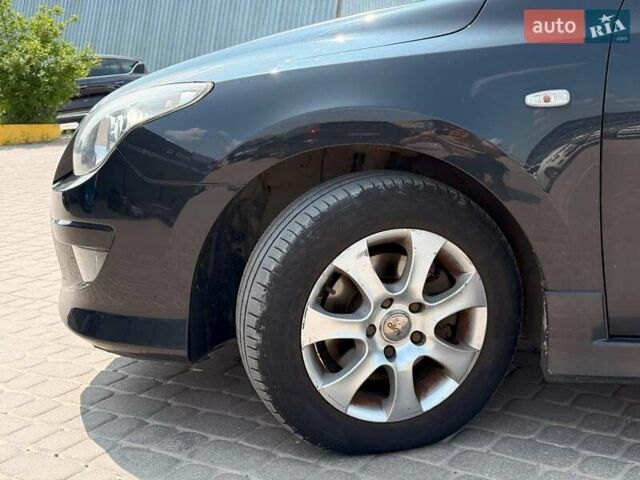 Черный Хендай i30, объемом двигателя 1.4 л и пробегом 223 тыс. км за 5300 $, фото 9 на Automoto.ua