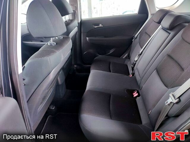 Черный Хендай i30, объемом двигателя 1.4 л и пробегом 135 тыс. км за 6500 $, фото 9 на Automoto.ua