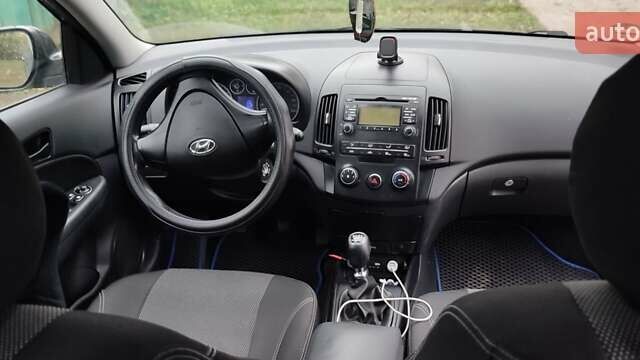 Черный Хендай i30, объемом двигателя 1.4 л и пробегом 216 тыс. км за 5650 $, фото 1 на Automoto.ua