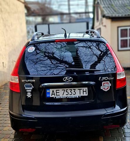 Черный Хендай i30, объемом двигателя 1.6 л и пробегом 212 тыс. км за 5800 $, фото 5 на Automoto.ua
