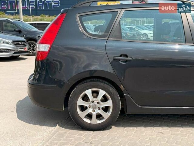 Черный Хендай i30, объемом двигателя 1.4 л и пробегом 223 тыс. км за 5300 $, фото 4 на Automoto.ua