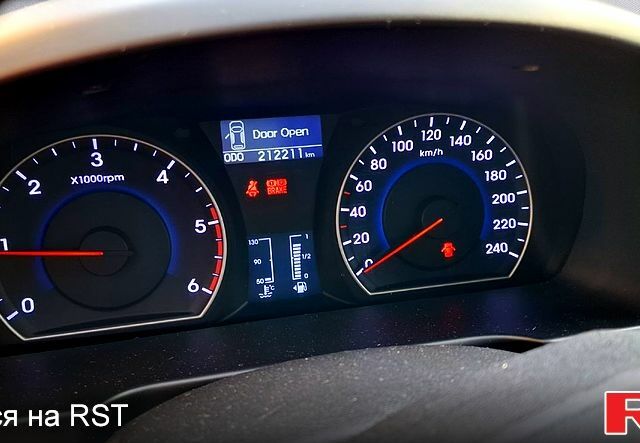 Черный Хендай i30, объемом двигателя 1.6 л и пробегом 212 тыс. км за 5800 $, фото 6 на Automoto.ua