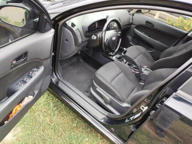 Черный Хендай i30, объемом двигателя 1.6 л и пробегом 180 тыс. км за 6700 $, фото 14 на Automoto.ua