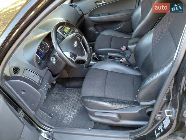 Черный Хендай i30, объемом двигателя 1.58 л и пробегом 248 тыс. км за 7200 $, фото 11 на Automoto.ua