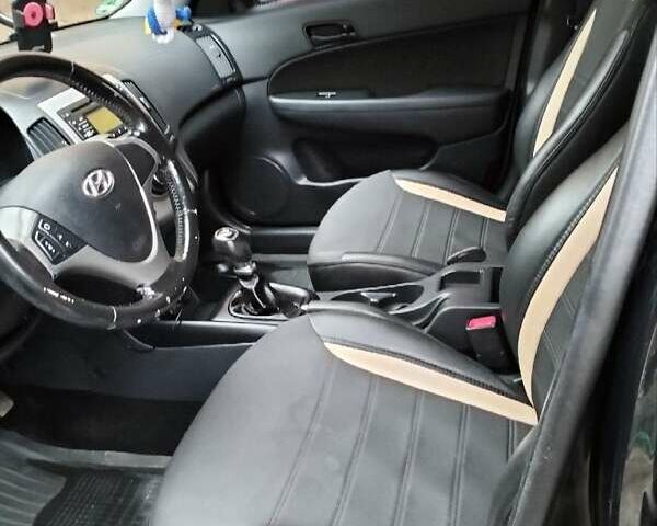 Черный Хендай i30, объемом двигателя 1.4 л и пробегом 157 тыс. км за 7100 $, фото 11 на Automoto.ua