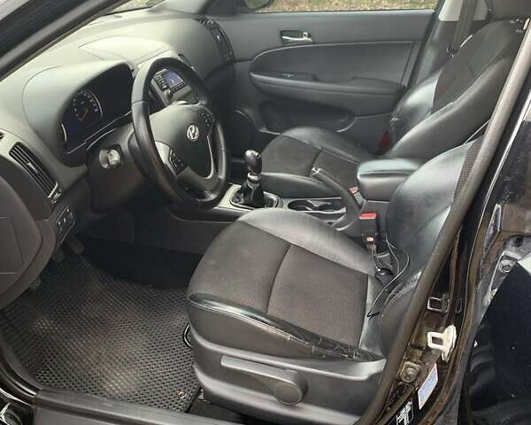 Черный Хендай i30, объемом двигателя 1.58 л и пробегом 235 тыс. км за 6700 $, фото 6 на Automoto.ua