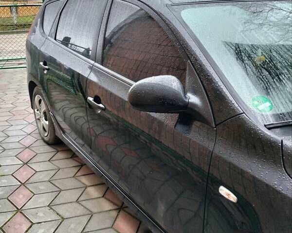 Черный Хендай i30, объемом двигателя 1.4 л и пробегом 157 тыс. км за 7100 $, фото 4 на Automoto.ua