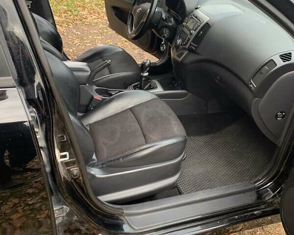 Черный Хендай i30, объемом двигателя 1.58 л и пробегом 235 тыс. км за 6700 $, фото 9 на Automoto.ua
