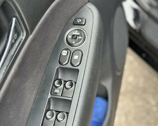 Черный Хендай i30, объемом двигателя 1.4 л и пробегом 137 тыс. км за 7500 $, фото 33 на Automoto.ua