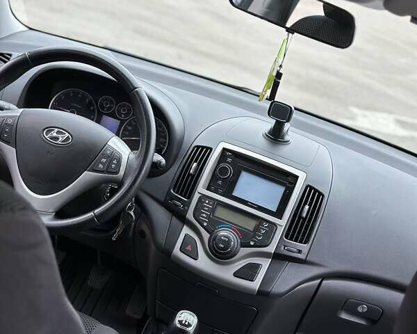 Черный Хендай i30, объемом двигателя 1.4 л и пробегом 137 тыс. км за 7500 $, фото 26 на Automoto.ua