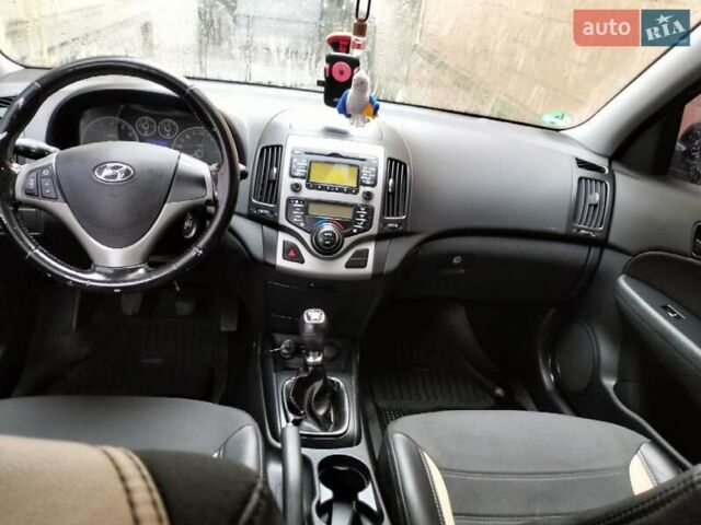 Черный Хендай i30, объемом двигателя 1.4 л и пробегом 157 тыс. км за 7100 $, фото 15 на Automoto.ua