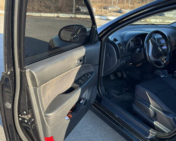 Чорний Хендай i30, об'ємом двигуна 1.6 л та пробігом 255 тис. км за 6500 $, фото 16 на Automoto.ua
