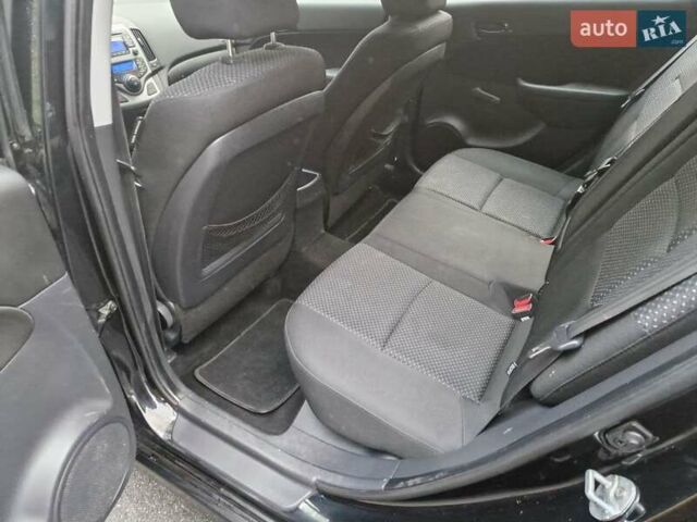Черный Хендай i30, объемом двигателя 1.6 л и пробегом 232 тыс. км за 7000 $, фото 20 на Automoto.ua