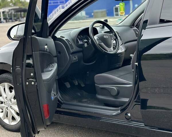 Черный Хендай i30, объемом двигателя 1.4 л и пробегом 137 тыс. км за 7500 $, фото 36 на Automoto.ua