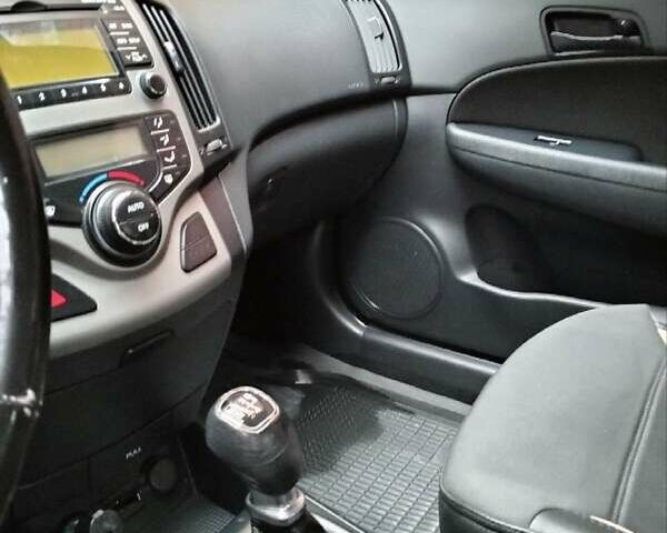 Черный Хендай i30, объемом двигателя 1.4 л и пробегом 157 тыс. км за 7100 $, фото 12 на Automoto.ua
