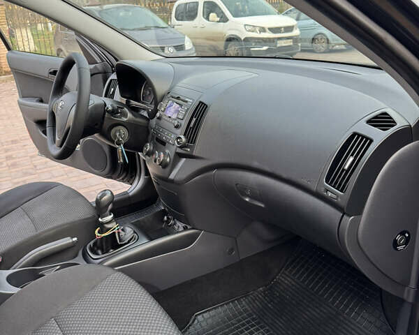 Черный Хендай i30, объемом двигателя 1.4 л и пробегом 210 тыс. км за 6750 $, фото 37 на Automoto.ua