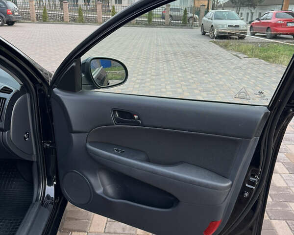 Черный Хендай i30, объемом двигателя 1.4 л и пробегом 210 тыс. км за 6750 $, фото 26 на Automoto.ua