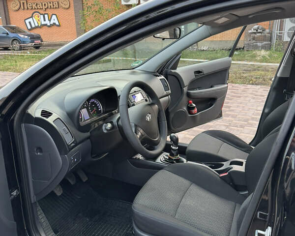 Черный Хендай i30, объемом двигателя 1.4 л и пробегом 210 тыс. км за 6750 $, фото 28 на Automoto.ua