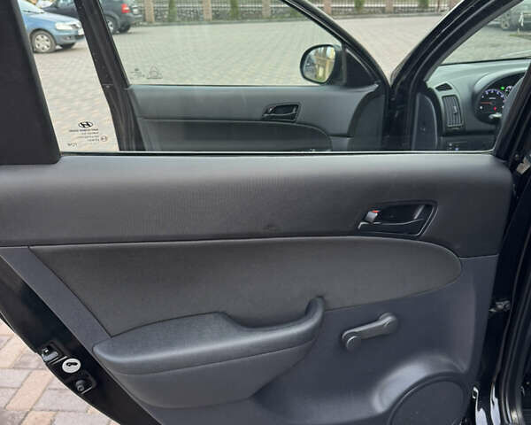 Черный Хендай i30, объемом двигателя 1.4 л и пробегом 210 тыс. км за 6750 $, фото 25 на Automoto.ua