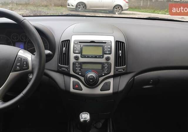 Черный Хендай i30, объемом двигателя 1.4 л и пробегом 275 тыс. км за 6000 $, фото 45 на Automoto.ua