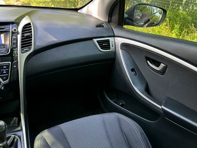 Чорний Хендай i30, об'ємом двигуна 1.6 л та пробігом 167 тис. км за 8400 $, фото 6 на Automoto.ua