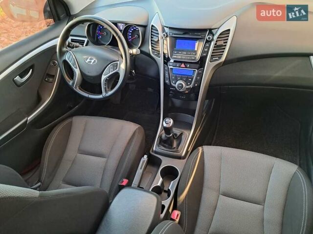 Черный Хендай i30, объемом двигателя 1.58 л и пробегом 132 тыс. км за 9500 $, фото 4 на Automoto.ua