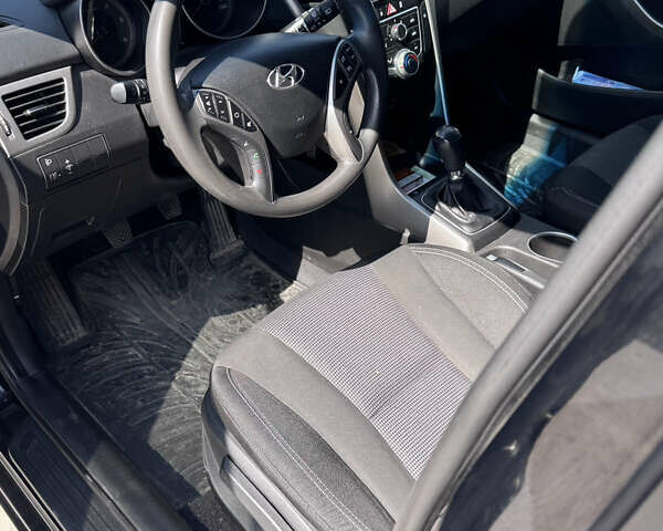 Черный Хендай i30, объемом двигателя 1.4 л и пробегом 283 тыс. км за 9500 $, фото 5 на Automoto.ua