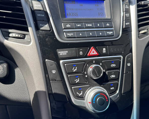 Черный Хендай i30, объемом двигателя 1.4 л и пробегом 283 тыс. км за 9500 $, фото 8 на Automoto.ua