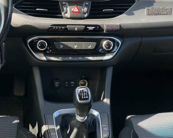 Чорний Хендай i30, об'ємом двигуна 1.6 л та пробігом 219 тис. км за 10900 $, фото 58 на Automoto.ua